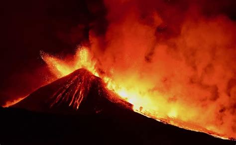 Etna Nuova Eruzione Del Vulcano Nube Di Cenere Alta Chilometri E