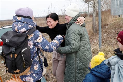 Nearly 120 000 Ukrainians Flee Russian Conflict So Far Up To 4 Million