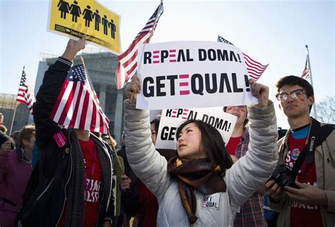 Pelo Dia Suprema Corte Dos Eua Discute Lei Federal Contra Casamento Gay