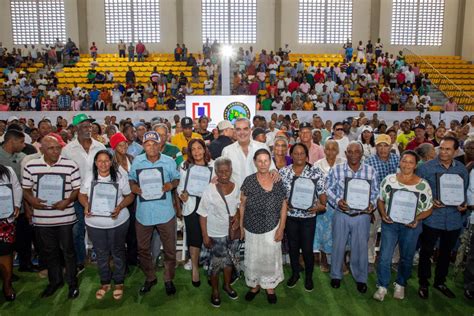 Presidente Abinader Entrega T Tulos De Propiedad En Sabana Grande