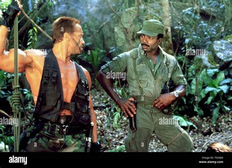 ARNOLD SCHWARZENEGGER, CARL WEATHERS, PREDATOR, 1987 Stock Photo - Alamy