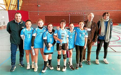 Guipavas premier tournoi et première coupe pour les filles des Gars