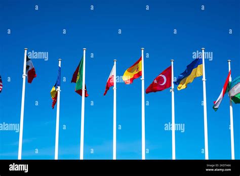 Banderas de diferentes países cuelgan en los asta de la bandera contra