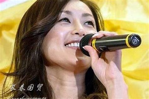 一代玉女偶像吸毒自毁前程，隐退12年后复出，50岁无修照惊呆网友 酒井法子 玉女 复出 新浪新闻