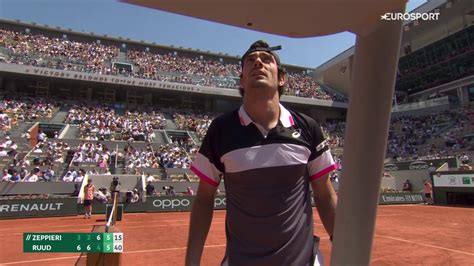 Roland Garros Zeppieri Krijgt Last Van Knie Na Eerste Service En