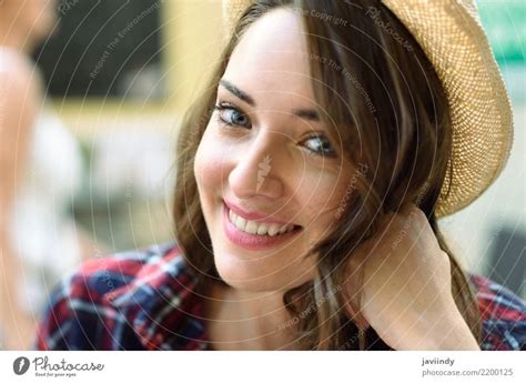 Nahaufnahmeportrait der jungen Frau mit schönen blauen Augen ein