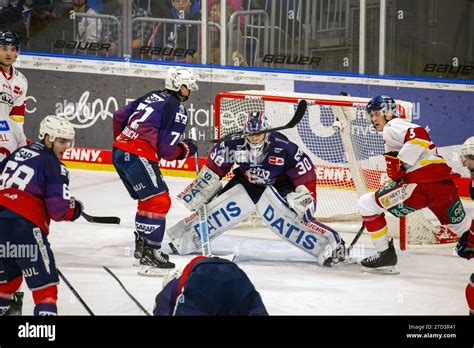 Spielszene Adler Mannheim gegen Düsseldorfer EG PENNY DEL Deutsche