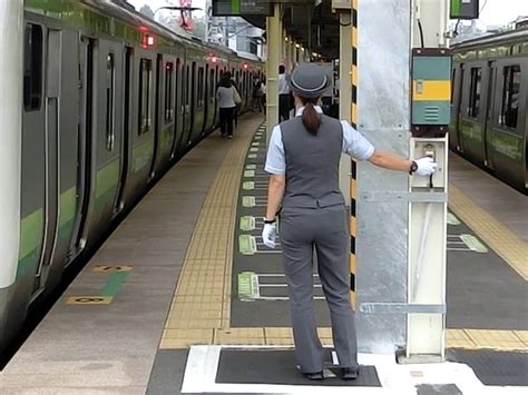 女性駅員の性的すぎるお尻を盗撮した画像や動画で発車しよう！ 東京パンチラ通り