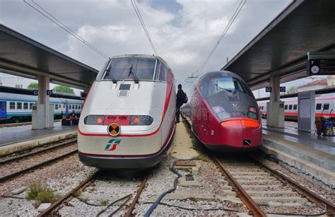 Un Treno Ad Alta Velocità Italiano Alla Stazione Di Venezia Immagine