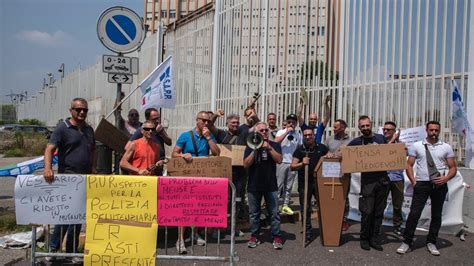 Protesta Polizia Penitenziaria Davanti Al Carcere Delle Vallette La