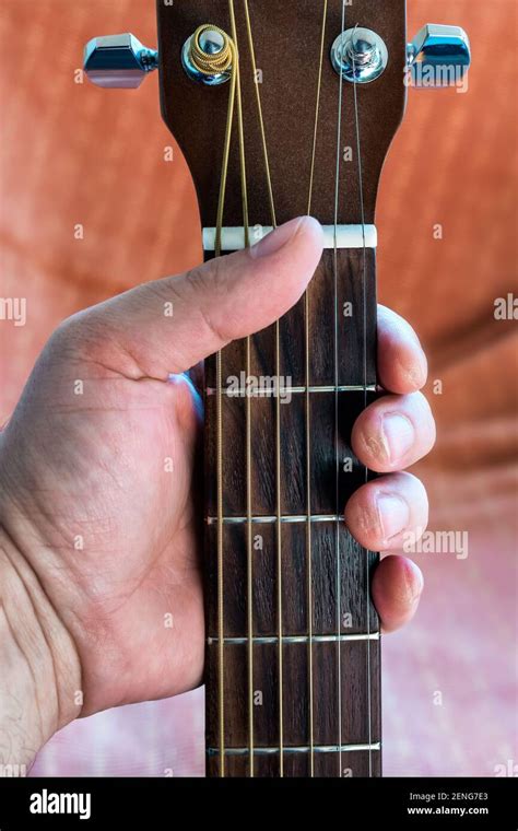 Los Dedos Del Guitarrista Callos Con El Fretboard Ac Stico De La