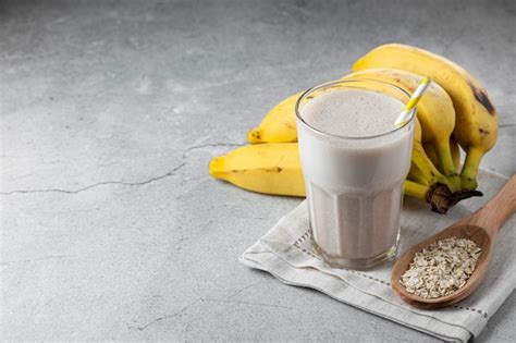 Smoothie à la banane avec du lait de la banane et des flocons d avoine