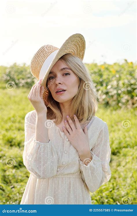 Wunderschöne Junge Blonde Frau in Stroh Hut Und Weißen Landhausstil