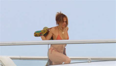 Jennifer Lopez chwali się ciałem w skąpym bikini Ale forma Kobieta w INTERIA PL