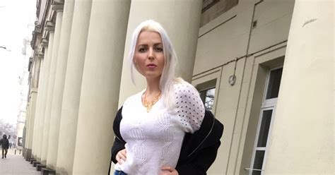 Stylish Blonde Urban Casual Sexy Look With Guess Jeans And Coat Miejski Sexy Look Na Co Dzie