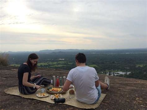 Roca Pidurangala Excursión de picnic al amanecer atardecer GetYourGuide