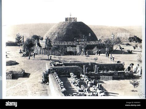 A Visitors Overview Photo Of Great Stupa Of Sanchi 1937 Stock Photo