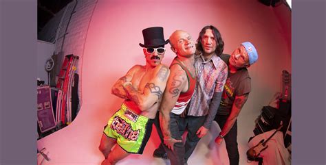 約16年ぶりの単独公演、東京ドーム公演のライヴ・レポートを公開！ Red Hot Chili Peppers レッド・ホット・チリ・ペッパーズ Warner Music Japan