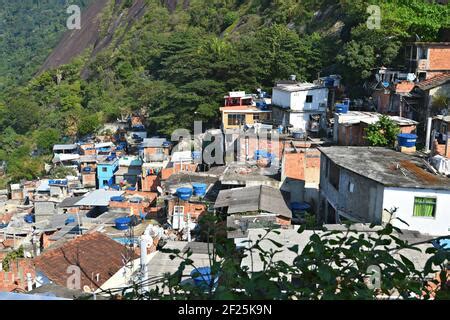 Casas T Picas De Favela En Las Laderas Y La Iglesia Local En El Barrio