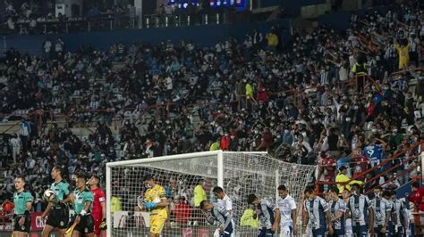 Multan a Pachuca con medio millón de pesos por exceder aforo ante Cruz