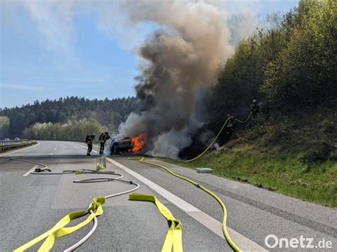 Feuerwehr löscht brennenden Pkw A6 für Verkehr vorübergehend gesperrt