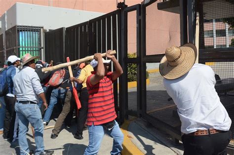 Bloquean Maestros De La CETEG Durante Una Hora La Autopista Del Sol