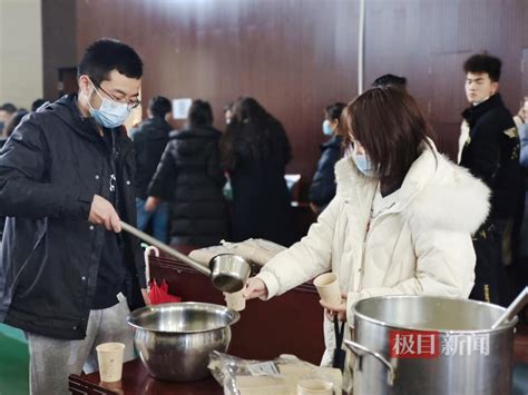 武汉洪山张家湾街道：上百人无偿献血，撸起袖子为生命“加油” 荆楚网 湖北日报网