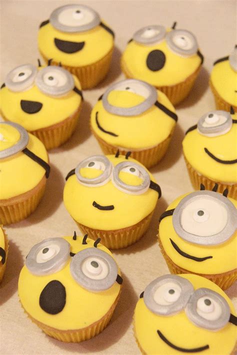 How To Make Minion Cupcakes Minion Cupcakes Superhero Birthday Cake