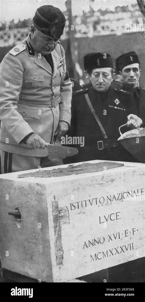 Il dittatore italiano Benito Mussolini inaugurerà la costruzione del