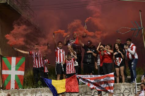 El otro lado de la fiesta del Athletic Unai Simón abrió una cerveza