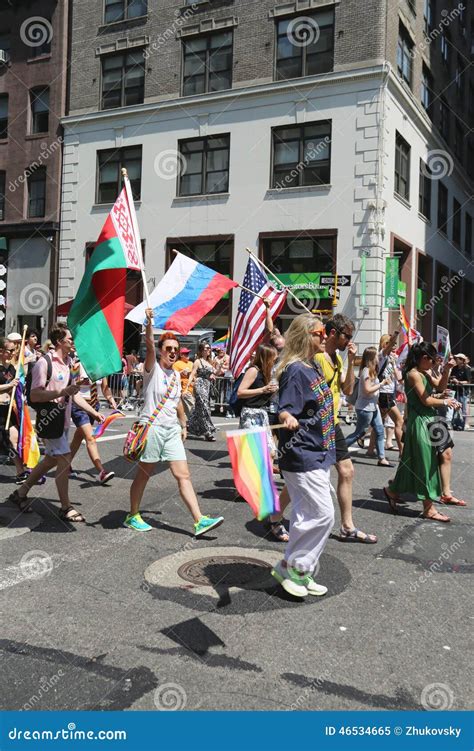 Participantes Americanos Russo Faladores De Lgbt Pride Parade Em Ny Imagem Editorial Imagem De