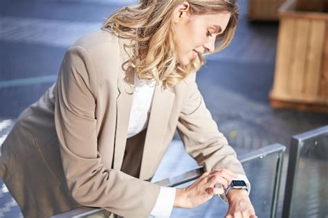 Retrato De Mujer De Negocios Mira Su Reloj Digital Para Comprobar El