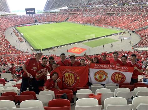 Siêu sao của Manchester United ký tặng hot boy Việt Nam trên đất Singapore