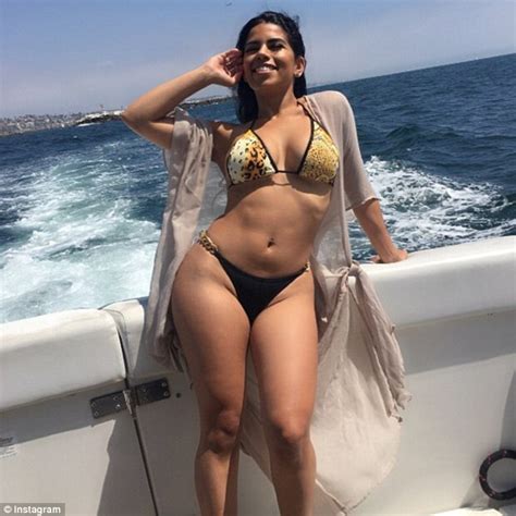 Sexy Elizabeth Ruiz Bikini Pics