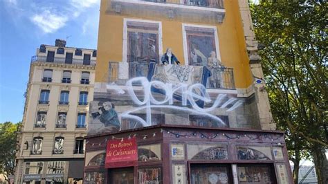 ALERTE la célèbre Fresque des Lyonnais dégradée par un énorme tag Le