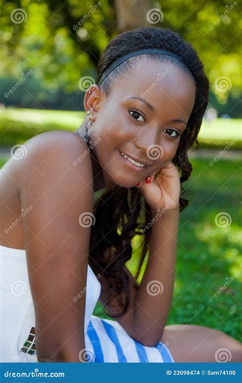 Verticale Dune Jeune Fille Africaine Photo Stock Image Du Féminité Visage 23098474