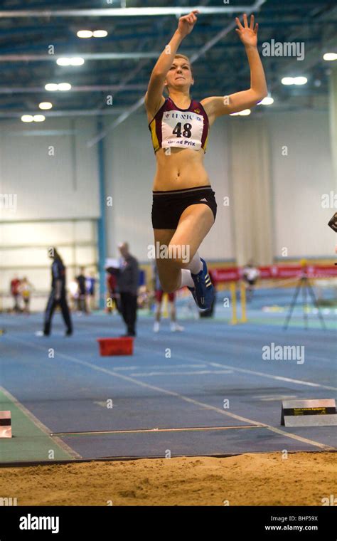 Atleta Femenina Compitiendo En Triple Salto Y Salto De Longitud