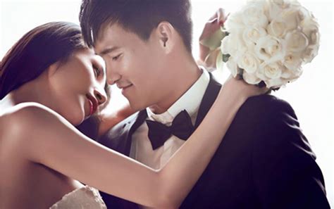 Vì sao ảnh bán nude của Thủy Tiên và Công Vinh bị lộ gây bão dư luận Saostar vn
