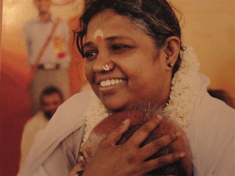 Amma Hugging Saint Garrywm