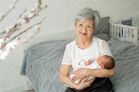 Premium Photo Great Grandmother Holds A Newborn Great Granddaughter