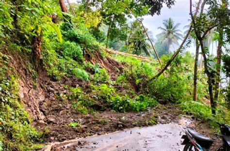 Longsor Di Sinjai Timbun Rumah Warga Hingga Tutup Badan Jalan