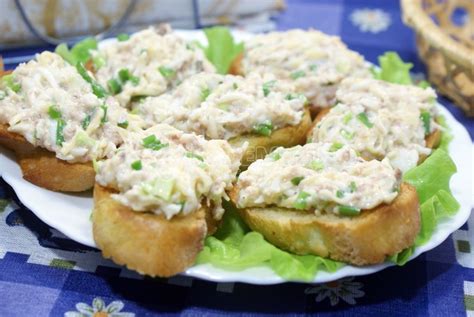 Салат из тунца с яйцом на тостах | Ricetta
