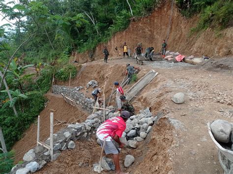 Tni Bersama Warga Gotong Royong Bangun Talud Metropolis Co Id