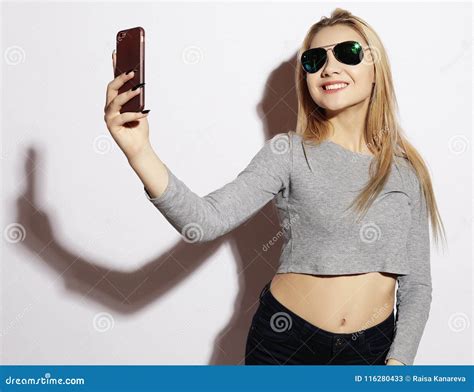 Femme Faisant La Photo De Selfie Sur Le Smartphone Disolement Sur Un