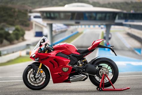 DUCATI PANIGALE V4S (2022 - on) Review