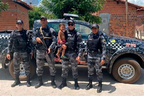 PM entrega cestas básicas à família de garoto que celebrou aniversário