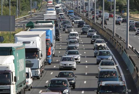 Chassé croisé sur les routes comment se forment les embouteillages