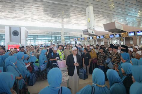 Mohon Doa Selamatnya 75 Jamaah Umroh BMI Tour Travel Berangkat Ke