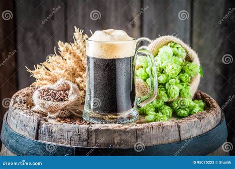 Pint Donker Bier Met Tarwe En Hop Op Vat Stock Afbeelding Image Of