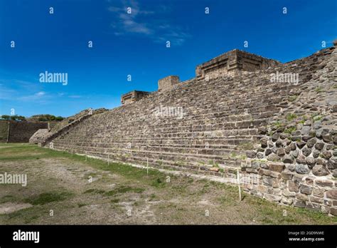 Vista de las antiguas ruinas del complejo piramidal Monte Albán en